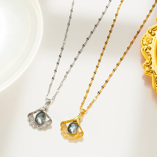 Collar de acero titanio con forma de hoja de ginkgo estilo natural con incrustaciones de diamantes de imitación para mujer, delicada cadena de clavícula con diseño de eslabones ondulados