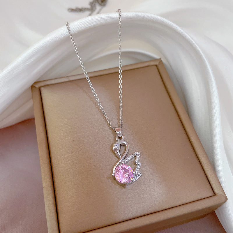 Collar con Colgante de Cisne Estilo Dibujos Animados para Mujer en Acero de Titanio con Chapado en Oro y Circonia Microengarzada en Cadena de Labios