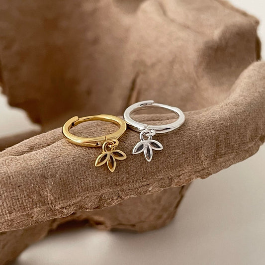 Orecchini a perno da donna a forma di foglia minimalista in argento sterling 925 con finitura lucida e accento floreale