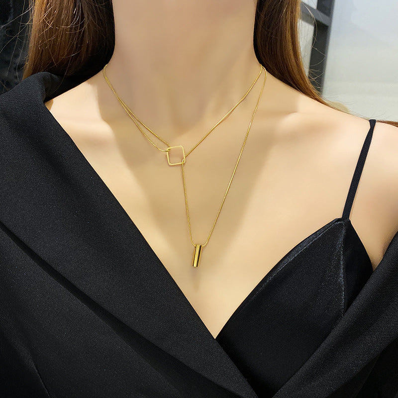 Collana con Pendente Geometrico Minimalista in Acciaio al Titanio Placcato Oro su Catena Snake Regolabile