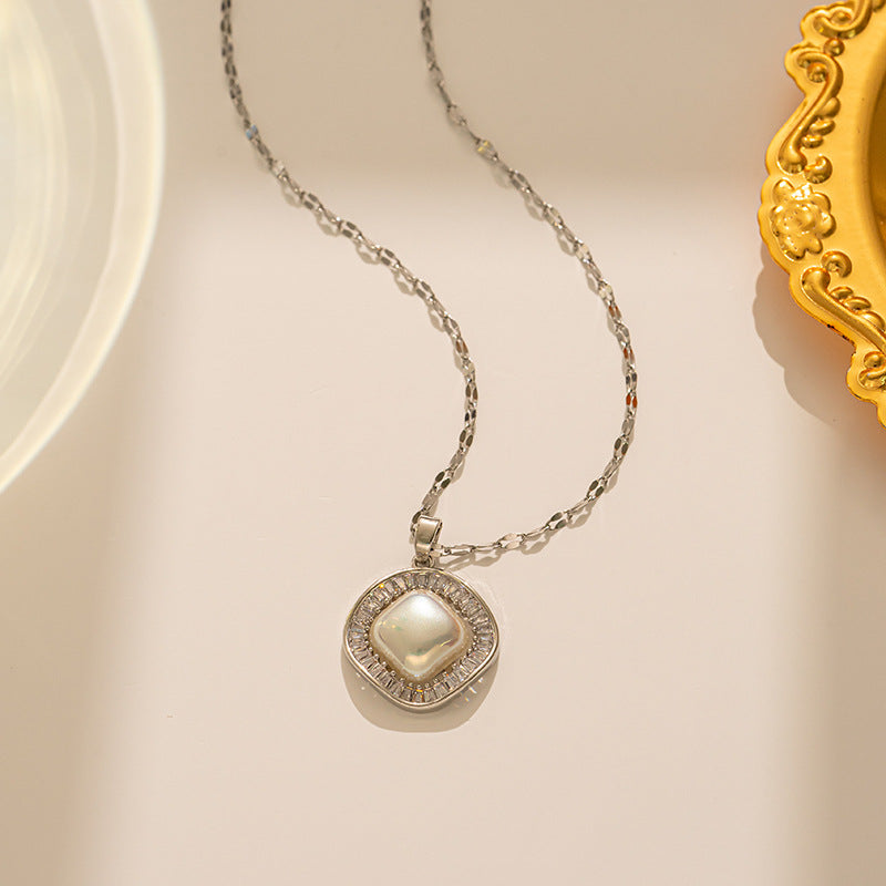 Collana Quadrata da Donna in Acciaio al Titanio Placcato Oro 18K con Zirconi Colorati, Stile Lusso Leggero