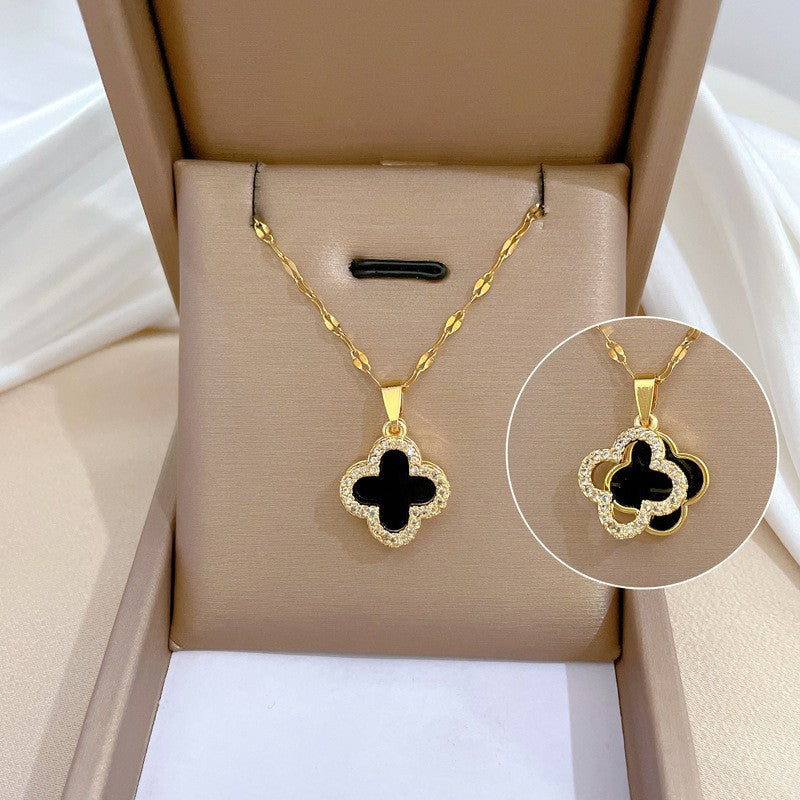 Collana con Ciondolo Quadrifoglio in Stile Cartone Animato da Donna in Acciaio al Titanio con Intarsio di Strass, Catena a Medaglione a Conchiglia a Doppio Lato