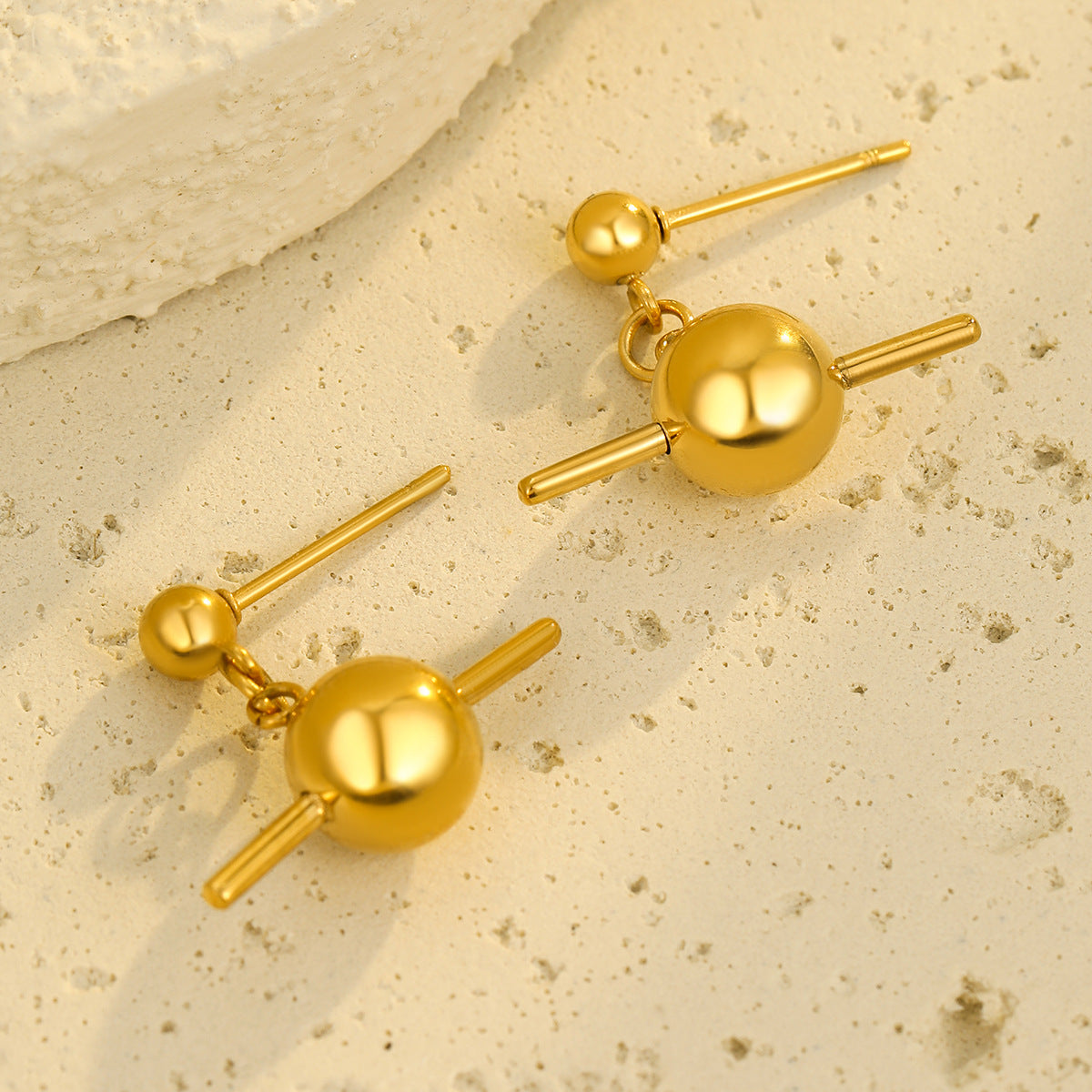 Pendientes de cuentas redondas minimalistas de acero inoxidable con acabado chapado para mujer