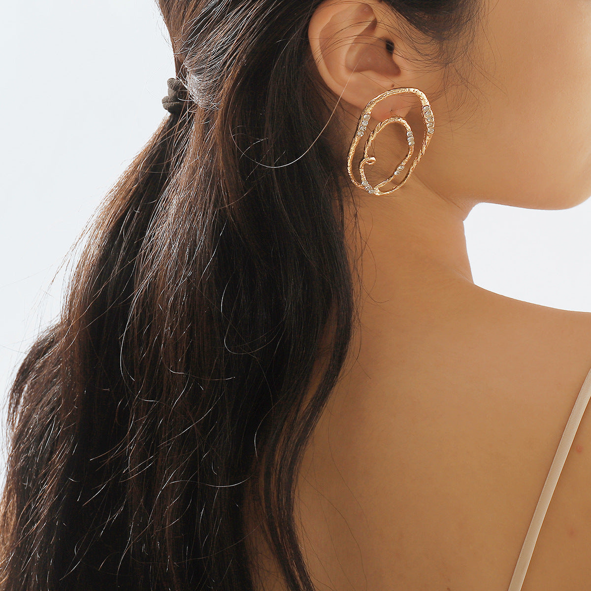 Pendientes de tuerca geométricos irregulares dulces y atrevidos con diamantes de imitación y acabado galvanizado para mujer