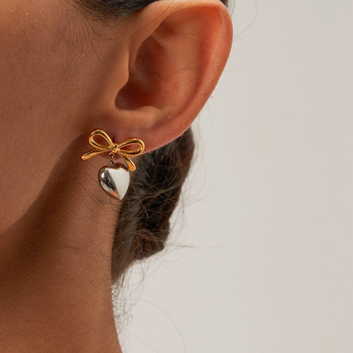 Pendientes Minimalistas de Acero Inoxidable con Forma de Lazo para Mujer con Acabado Chapado, Diseño Dulce y Atrevido
