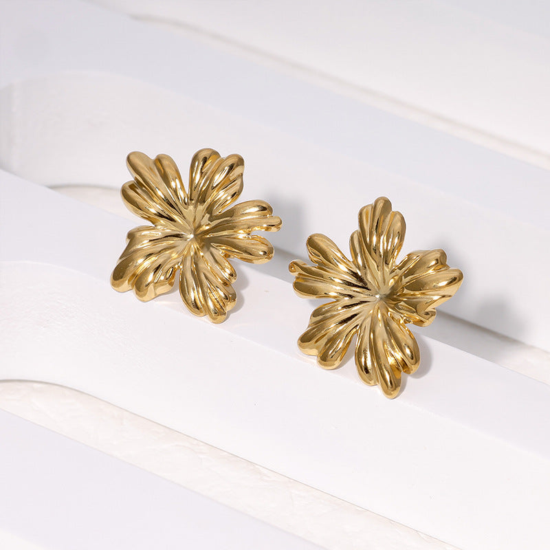 Orecchini a perno dolci floreali in acciaio inossidabile placcati oro 18 carati, design minimalista in acciaio al titanio da donna