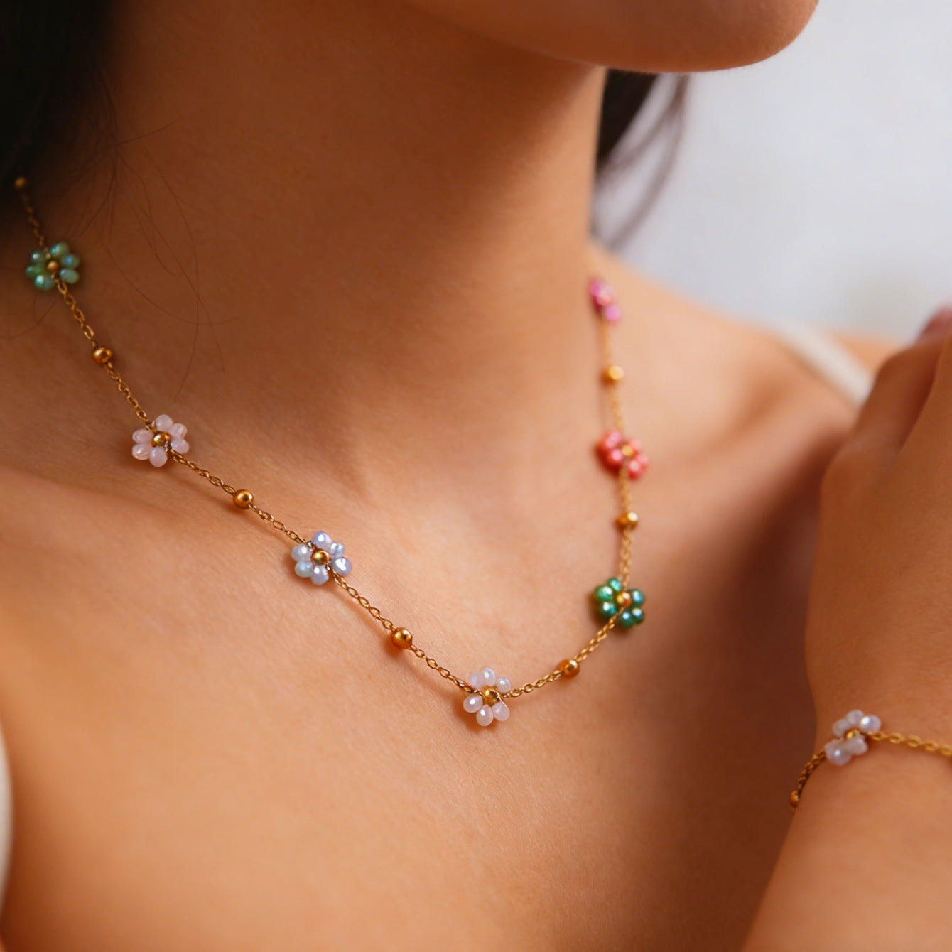 Set Collana e Bracciale da Donna con Perline e Fiori placcati in Acciaio Inossidabile, con Motivo Floreale di Tendenza