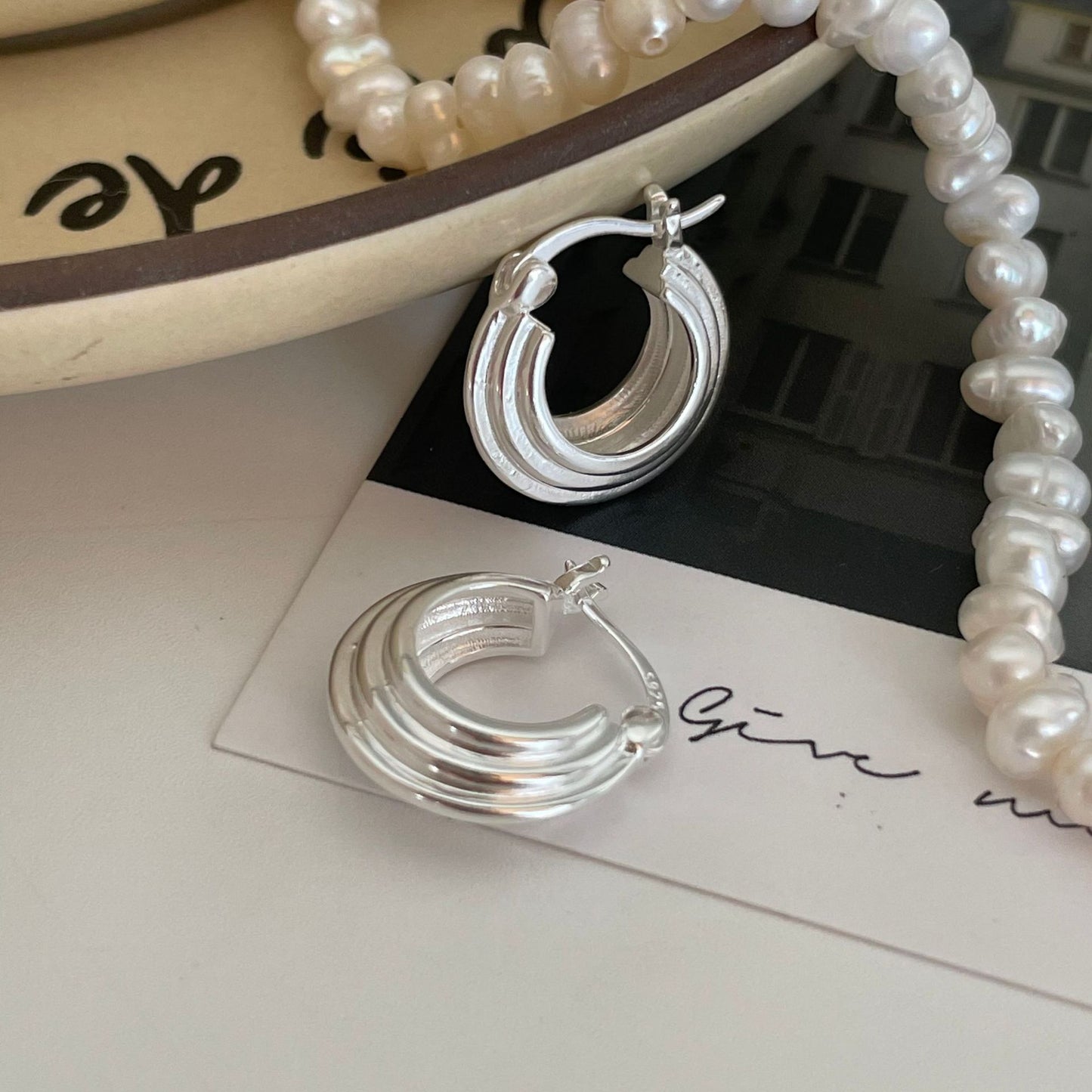 Pendientes Minimalistas con Forma de Letra de Plata de Ley 925 con Acabado Chapado para Mujer