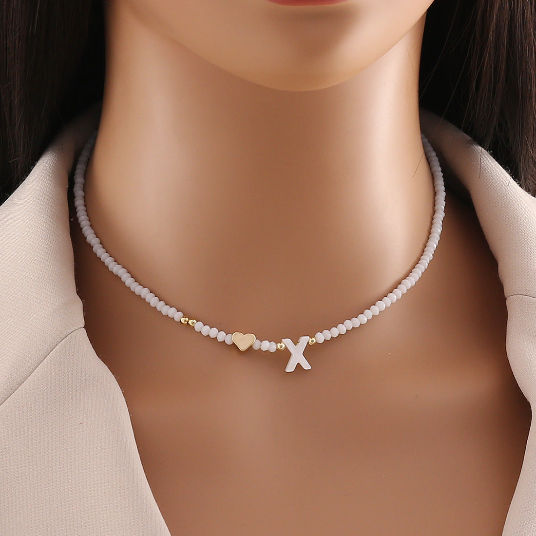 Collana con ciondolo a lettera dal design originale con ciondolo a conchiglia e perline di cristallo da donna