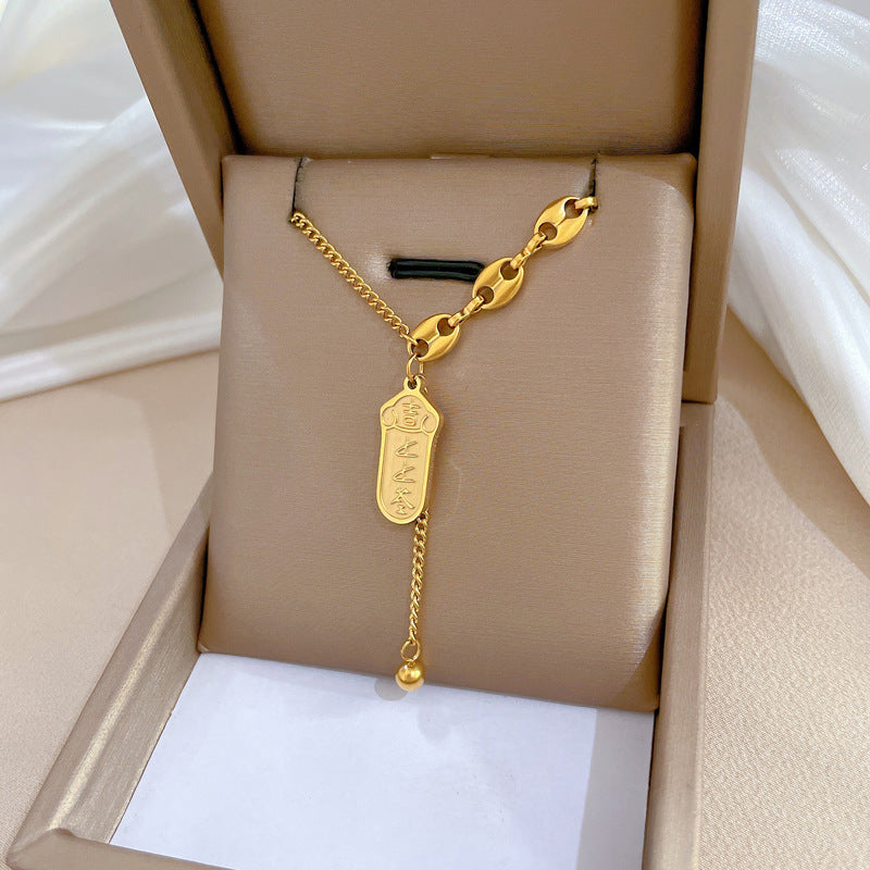Collana con Pendente Minimalista a Naso di Maiale in Acciaio al Titanio per Donna e Uomo con Design Geometrico e Catena Placcata Oro