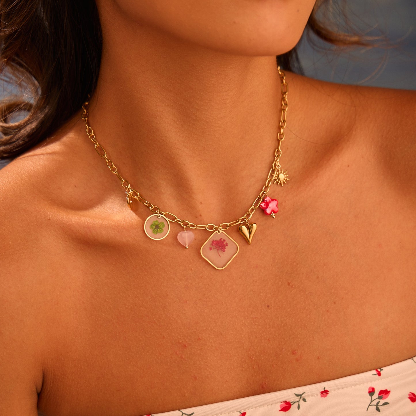 Collar con colgante de flor geométrica minimalista de resina de moda en acero inoxidable con baño de oro de 18 quilates para mujer