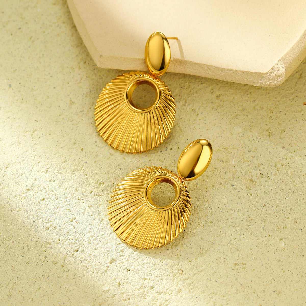Pendientes redondos minimalistas de acero titanio huecos de moda para mujer con acabado chapado y aspecto lujoso de primera calidad