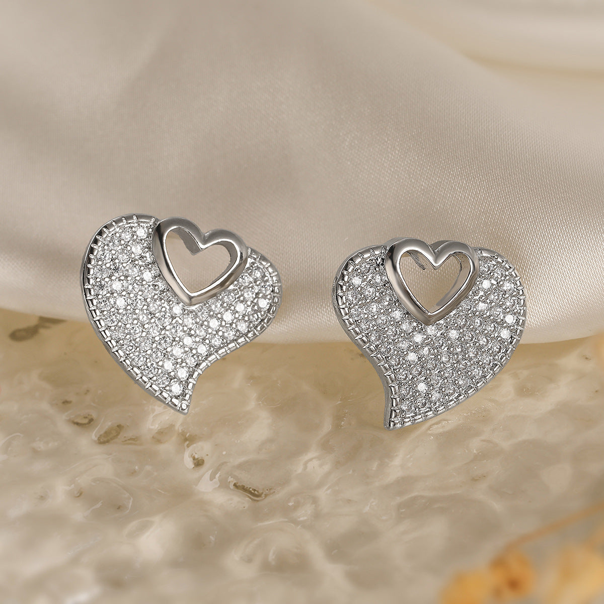 Orecchini a perno con cuore in zirconi placcati oro e rame, minimalisti e di lusso, da donna, con incastonatura a micro-pavé