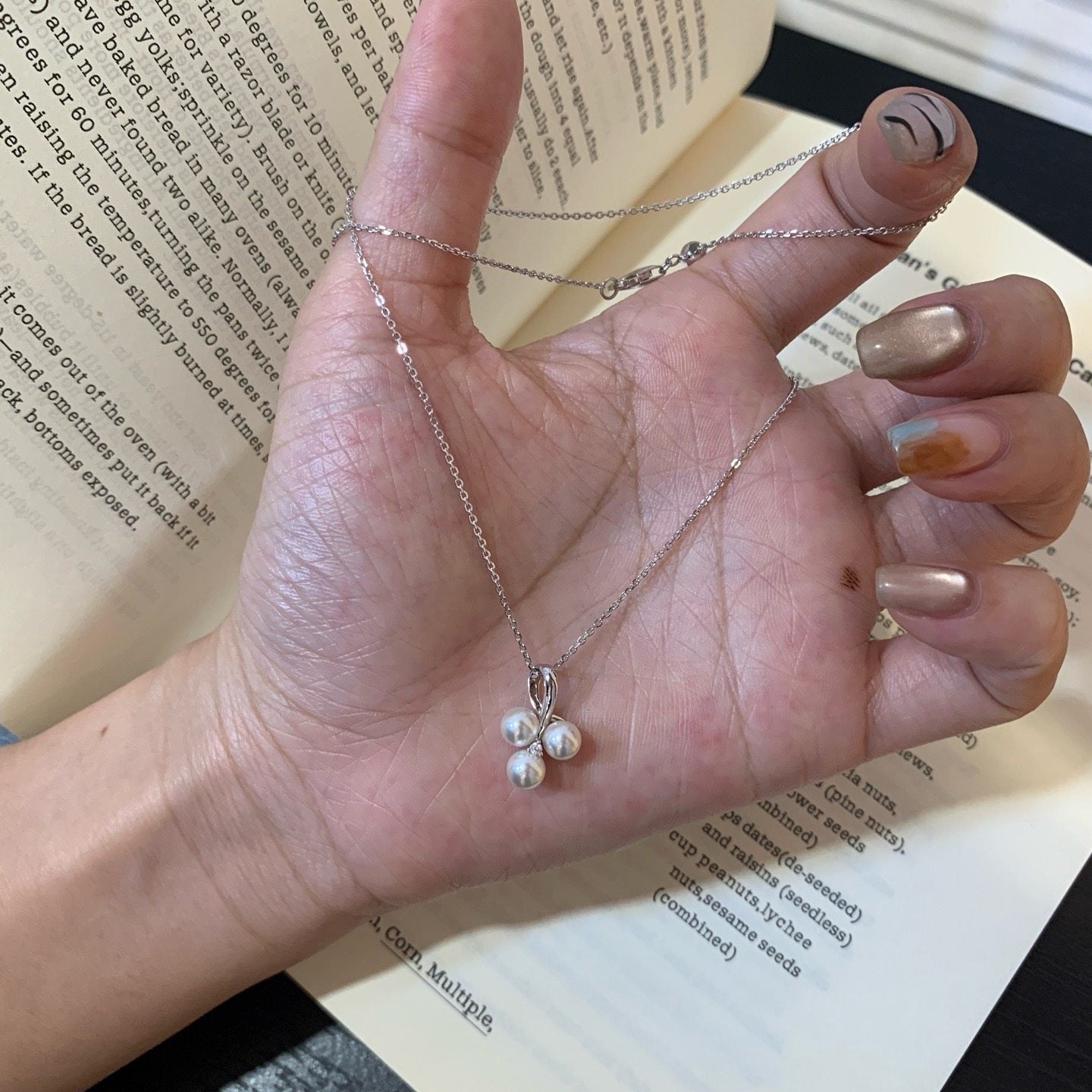 Collar de Perlas Minimalista de Lujo con Tres Pétalos de Flor y Detalles de Circonita para Mujer