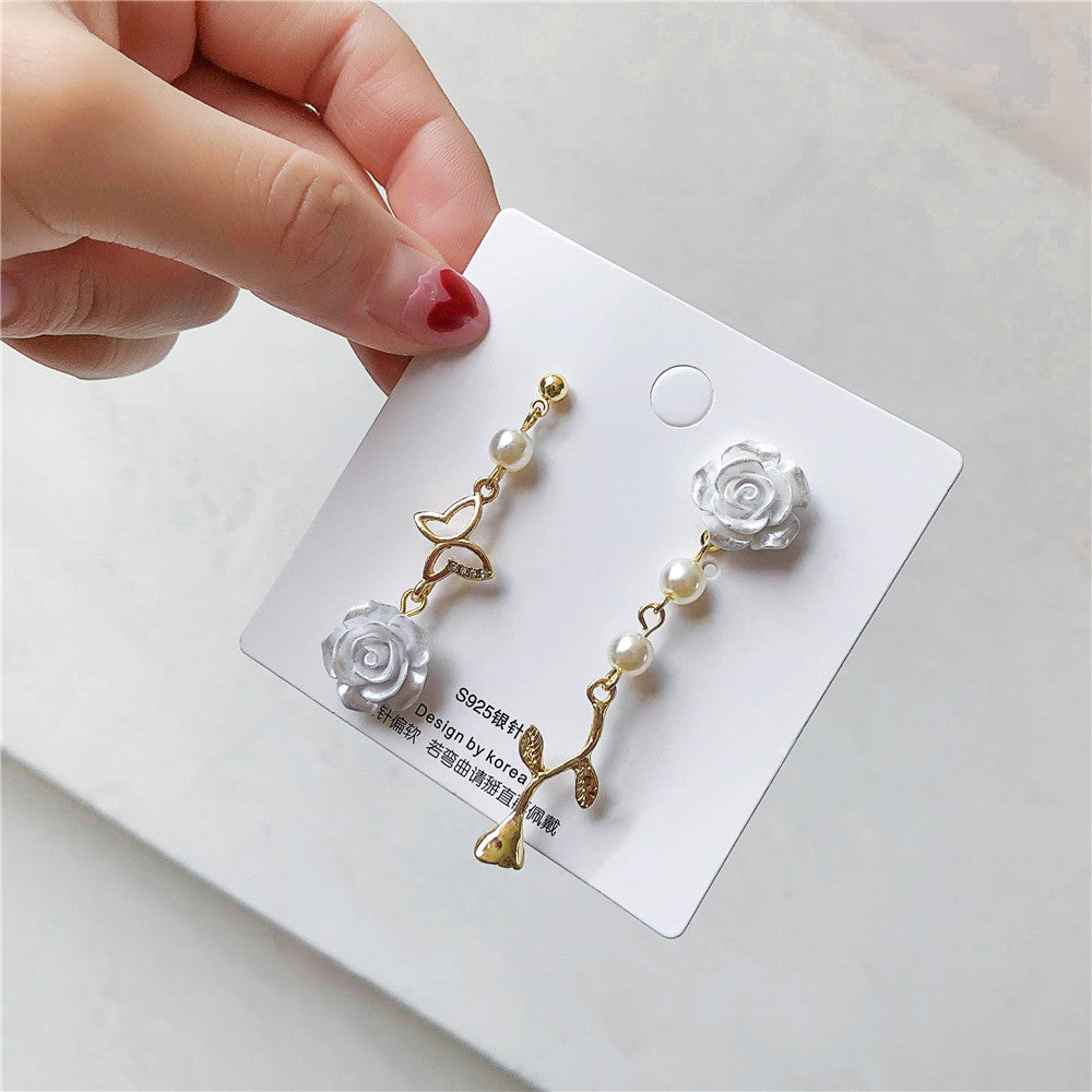 Eleganti orecchini asimmetrici a rosa geometrica bianca con perni in argento sterling 925 da donna