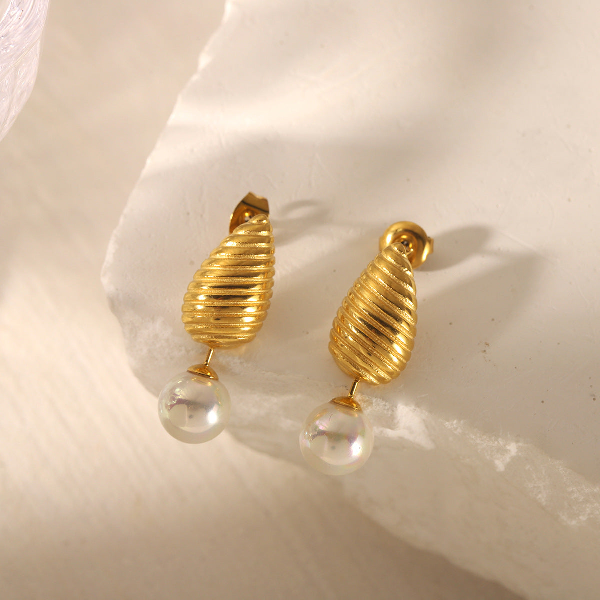 Pendientes minimalistas de acero inoxidable en forma de lágrima con detalles de perlas y chapado en oro de 18K para mujer