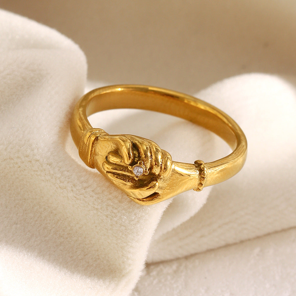 Anello da donna minimalista geometrico placcato in oro 18 carati con strass a forma di stretta di mano