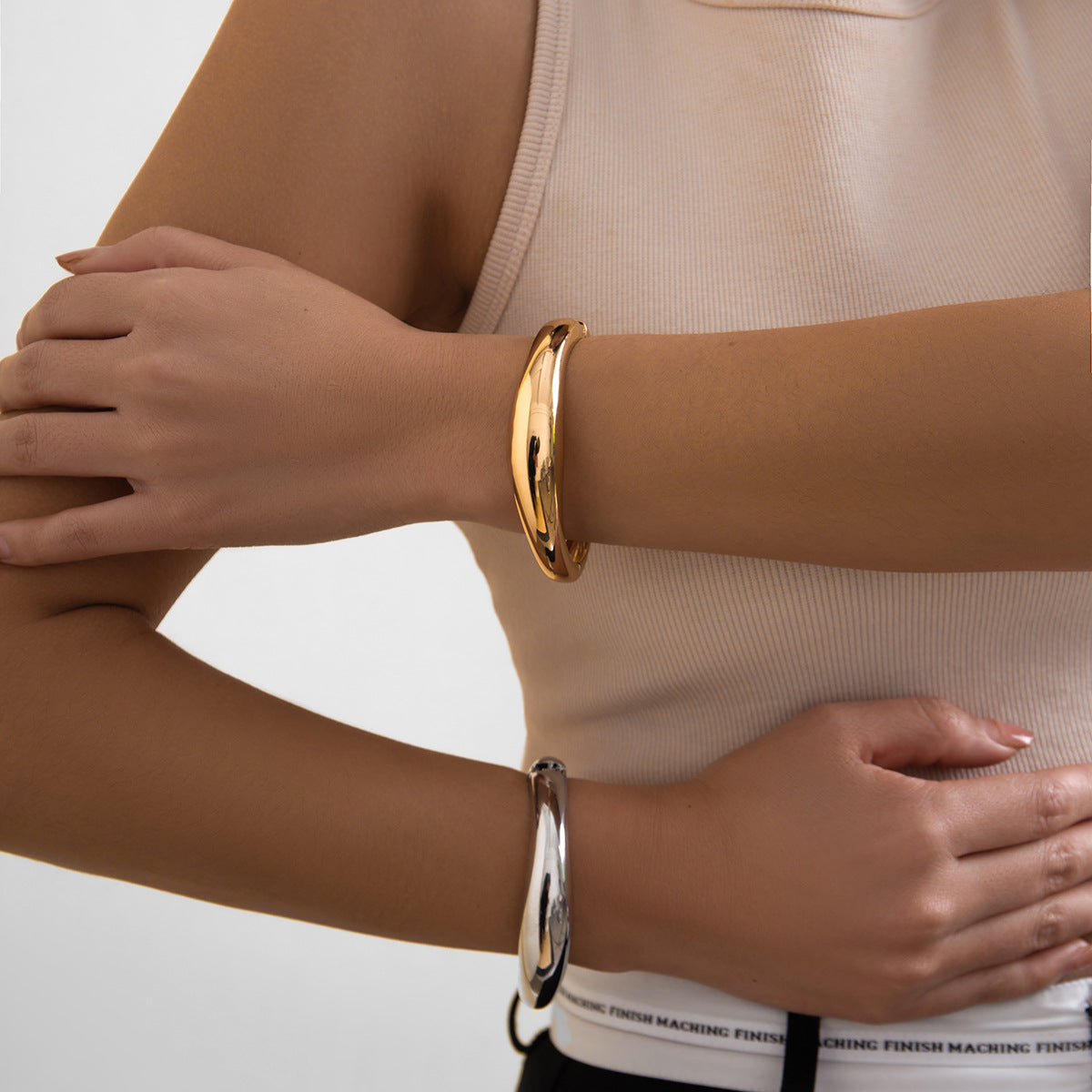 Juego de pulseras de aleación con superficie de arco geométrico exagerado y acabado chapado para mujer