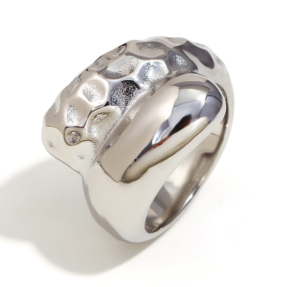 Anello in Acciaio Inossidabile Geometrico d'Ispirazione Vintage con Placcatura in Oro 18K e Texture Martellata