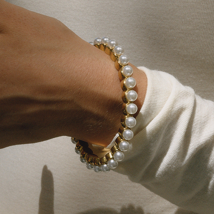 Pulsera de acero inoxidable chapado con perlas de resina y diseño geométrico minimalista para mujer