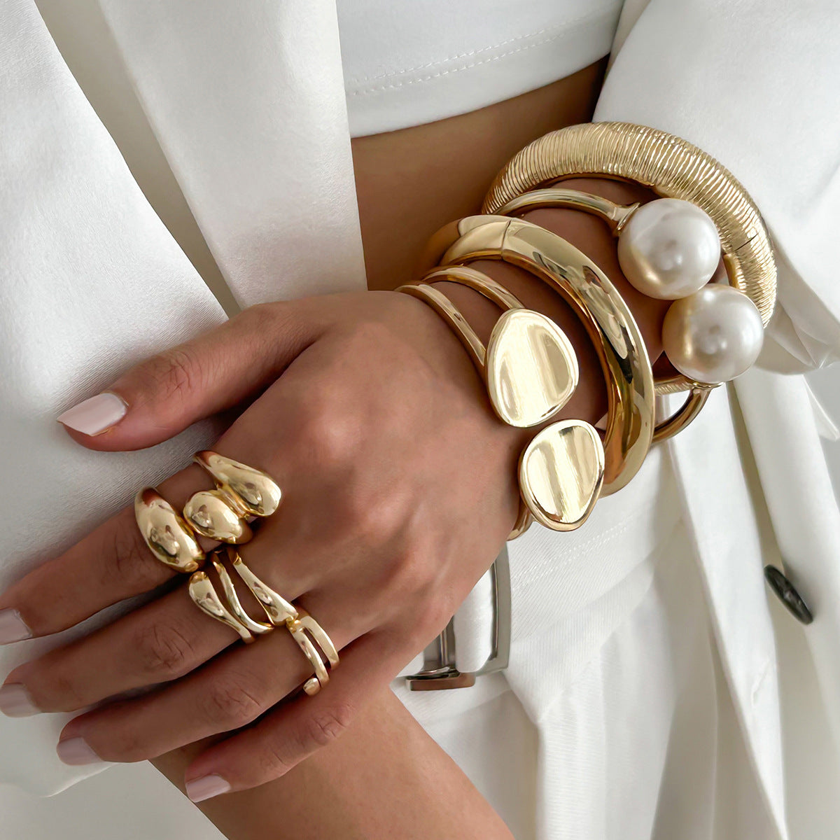 Bracciale Rigido Aperto Stile Perla Oversize con Fascia Larga, Texture a Goccia, Lega Galvanizzata, Chiusura a Molla