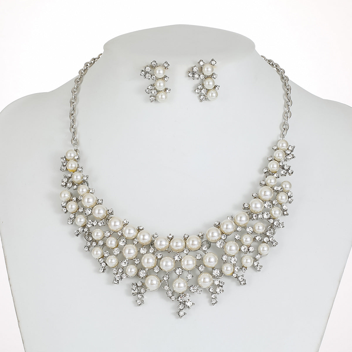 Vintage Artistic Pearl Necklace Set with Alloy Pendant and O-Chain for Women, Electroplated Floral Pattern Design