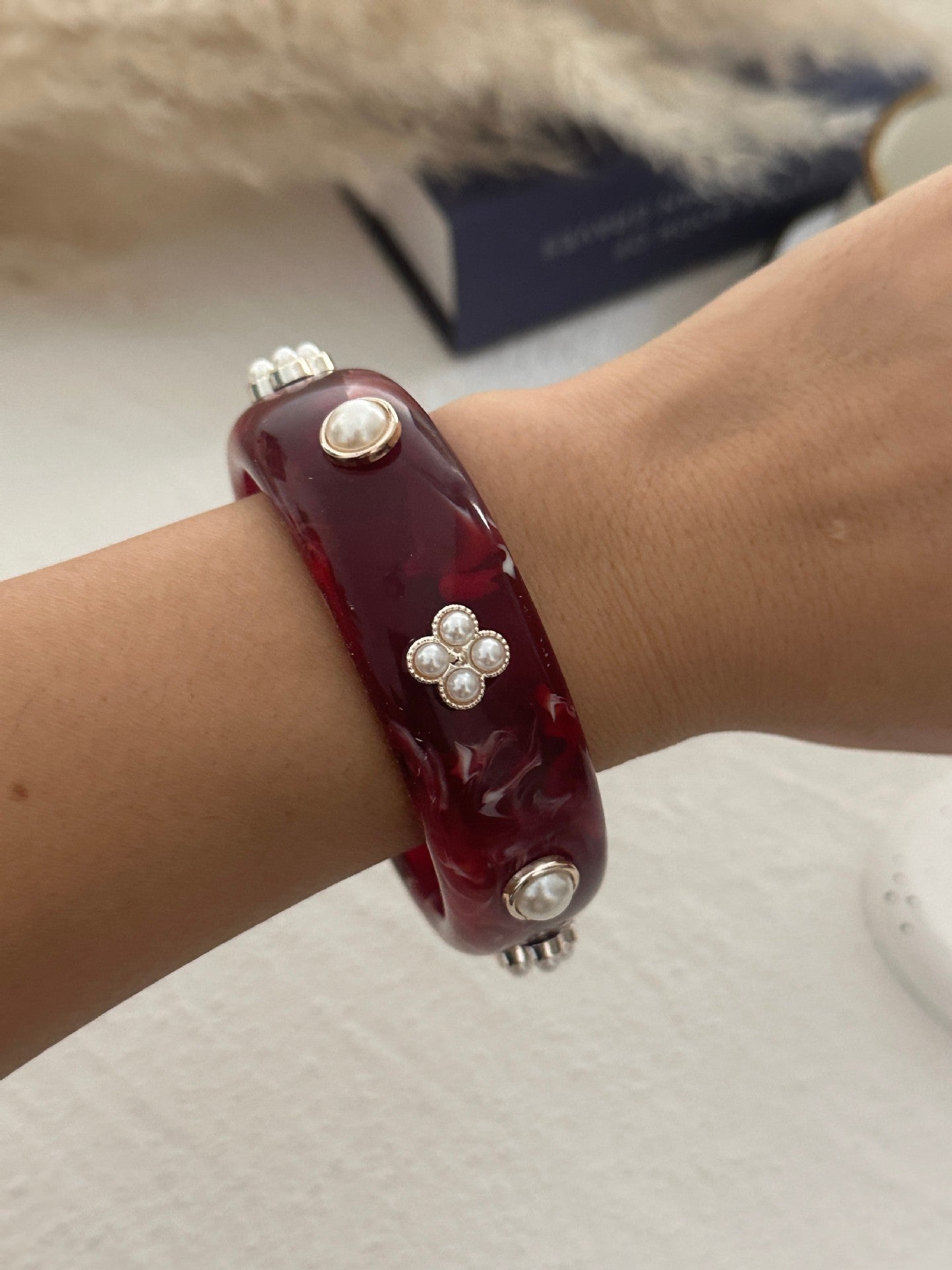 Bracciale rigido in resina testurizzata effetto marmo bohémien vintage con placcatura in oro e intarsi floreali in perle