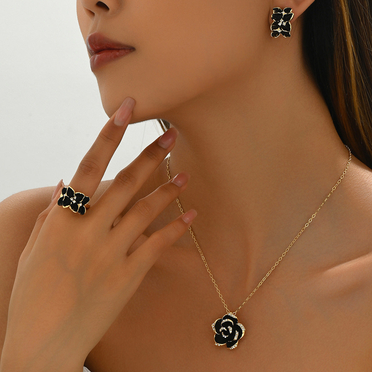 Set di collana con ciondolo a rosa floreale in stile OL alla moda con orecchini e bracciale abbinati in rame con finitura a olio