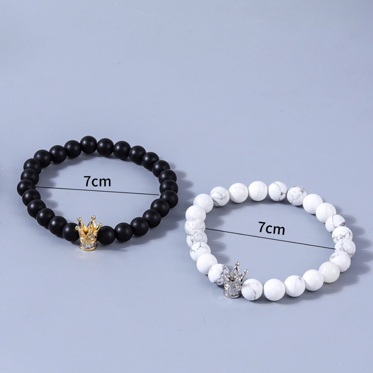 Pulsera Minimalista con Cuentas en Forma de Corona para Hombres y Mujeres, Pulsera Hecha a Mano de Plástico Resina con Incrustaciones de Circonita Chapada en Oro, Joyería Versátil a Juego