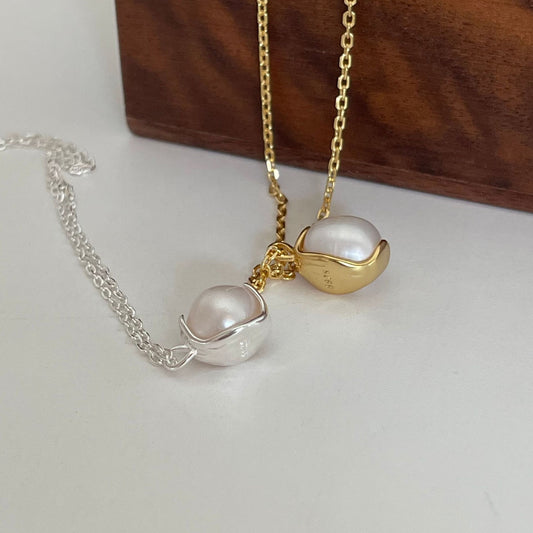 Collana pendente geometrica minimalista in argento sterling 925 con accento perla su catena a maglia forzatina