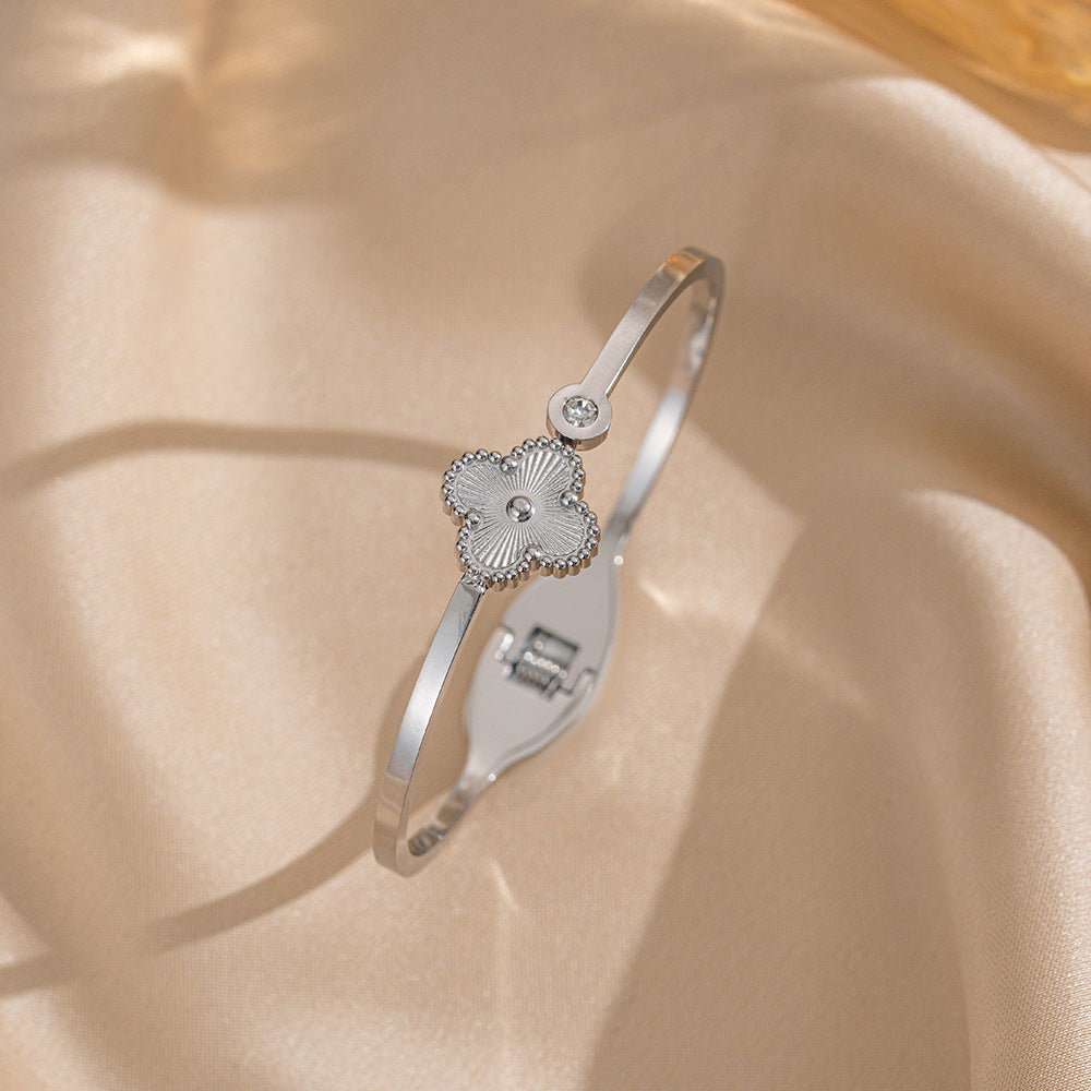 Bracciale ovale lusso minimalista da donna in acciaio al titanio con finitura placcata e anallergico in acciaio inossidabile