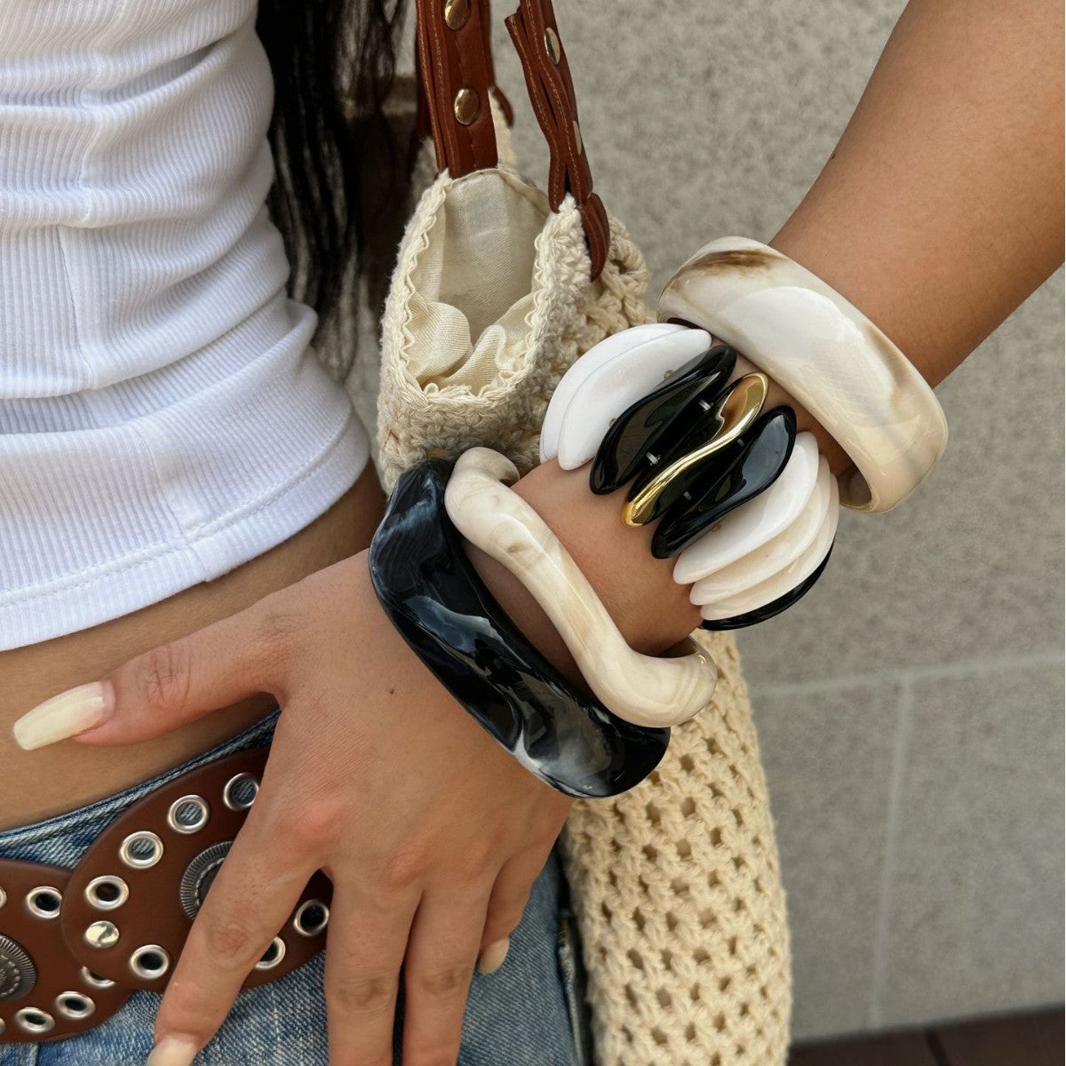 Bracciale da donna a polsino aperto in acrilico con gradiente geometrico elegante e alla moda