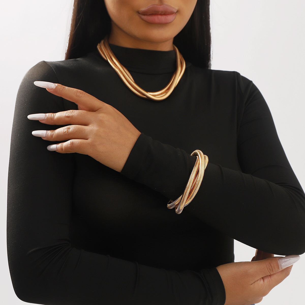 Collana con pendente geometrico dolce e grintoso con chiusura magnetica e braccialetto elastico da donna