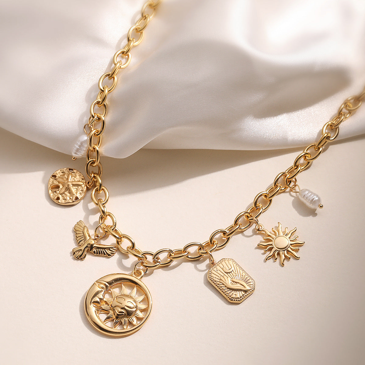 Collar con colgante minimalista geométrico de sol y luna para mujer de acero inoxidable con chapado en oro de 18 quilates