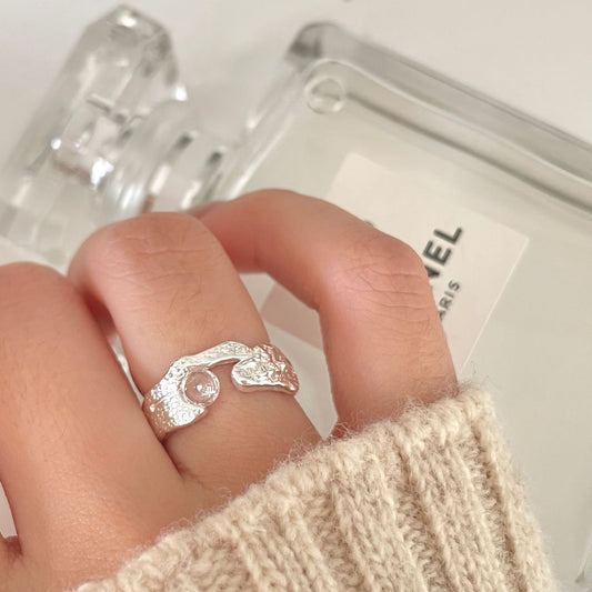 Anillo de plata de ley 925 con forma geométrica irregular minimalista para mujer con incrustaciones de circonita y detalle de arrugas texturizadas
