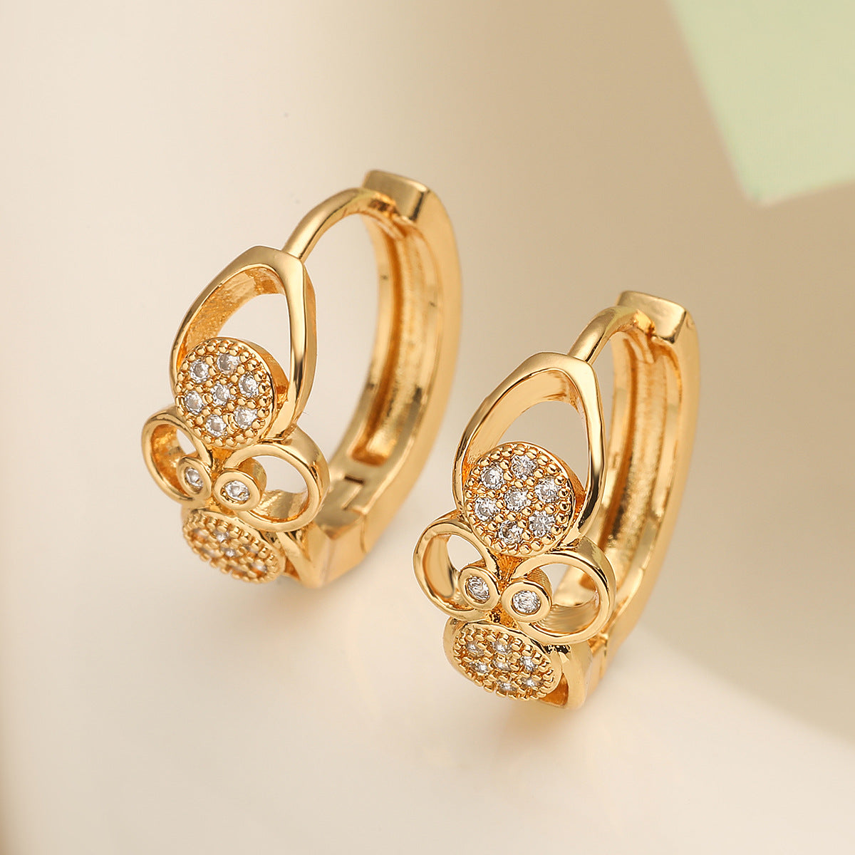 Orecchini Minimalisti Geometrici Irregolari in Rame con Placcatura in Oro 18K e Zirconia Micro-Pavé da Donna