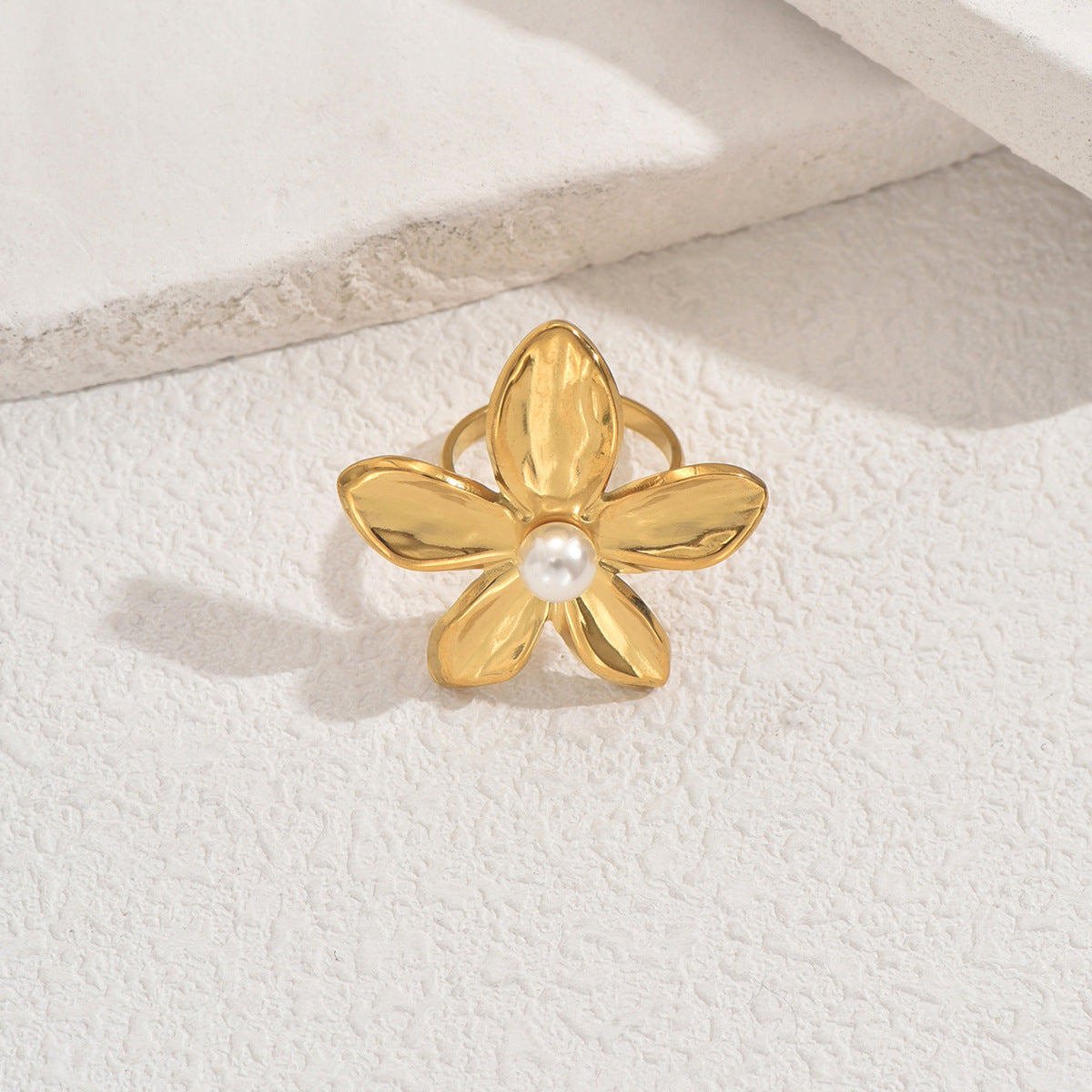 Anillo Floral Calado de Cobre para Mujer con Incrustaciones de Perlas para Dedo Índice, Moderno y Versátil