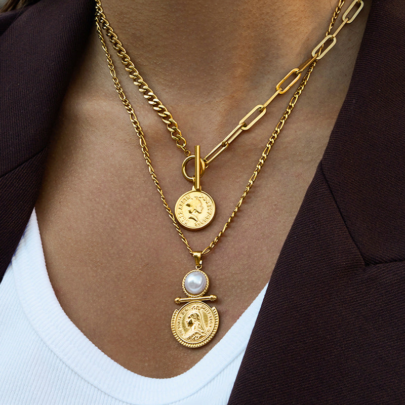 Collana con Pendente Geometrico a Angelo da Donna in Acciaio al Titanio con Intarsi in Resina e Perle, Catena a Colletto in Acciaio Inossidabile Galvanizzato