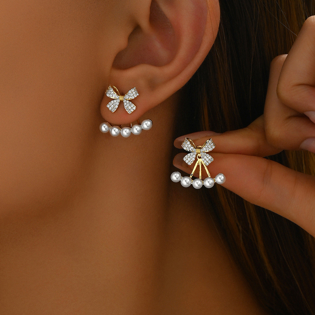 Aretes Minimalistas Dulces para Mujer con Forma de Lazo y Diseño Geométrico, Base de Cobre con Incrustaciones de Circonia y Acentos de Perlas