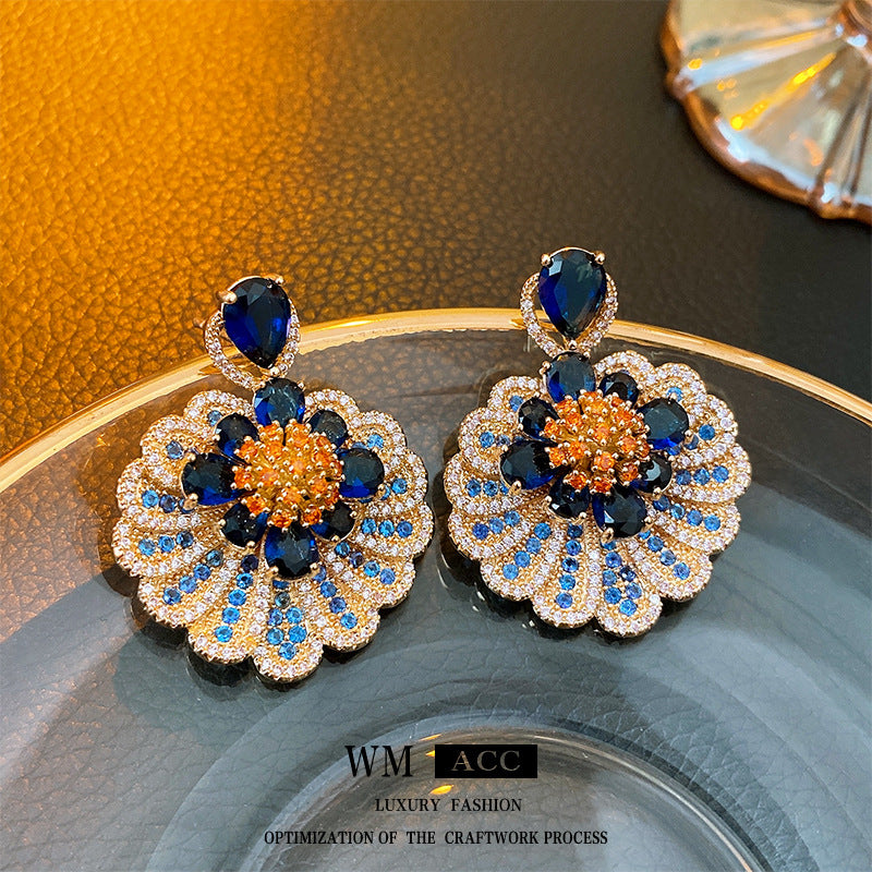 Orecchini a perno da donna in lega con design floreale vintage chic, strass e perni in acciaio placcato oro