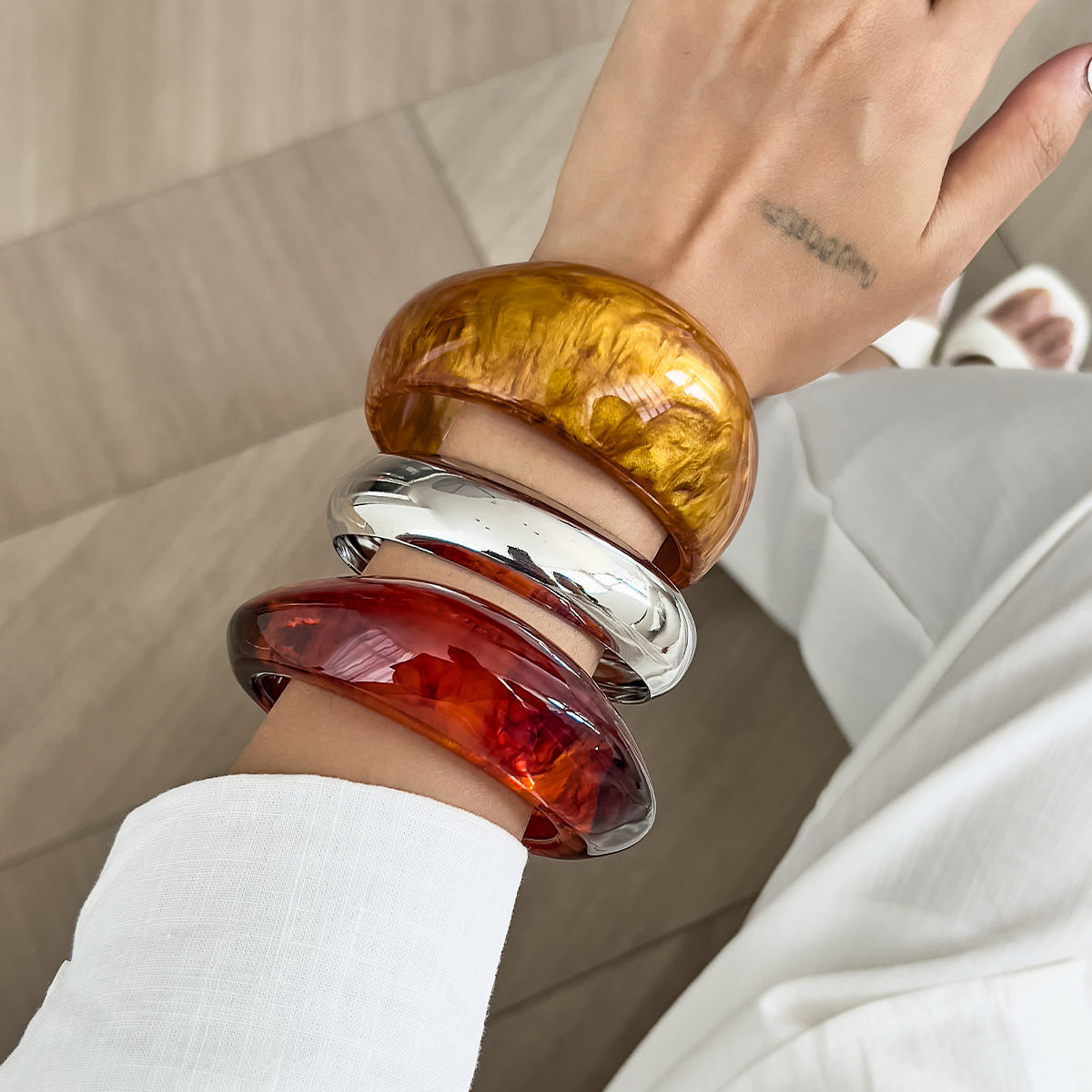 Pulsera vintage de resina ámbar tenue con diseño geométrico y acabado chapado para mujer