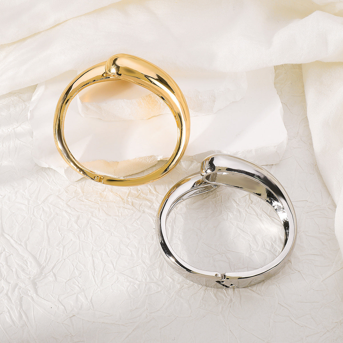 Pulsera geométrica de aleación dulce y atrevida con diseño irregular de doble cabeza, brazalete minimalista electrochapado de estética fría para mujer