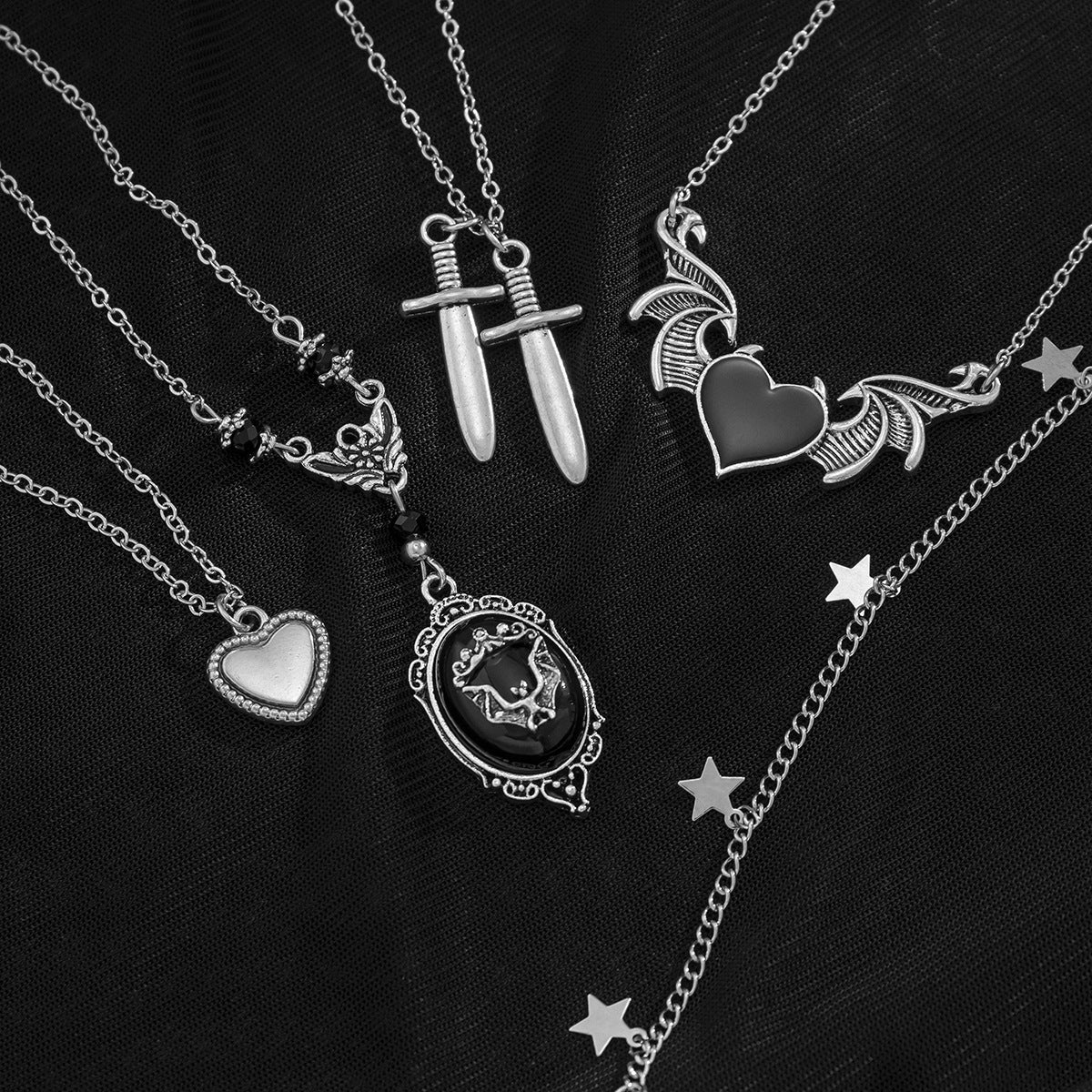 Dulce y Atrevido Collar con Colgante de Daga de Inspiración Vintage con Dijes de Corazón y Murciélago, Acentos de Borlas, Aleación Adornada con Diamantes de Imitación, Acabado Galvanizado para Mujer