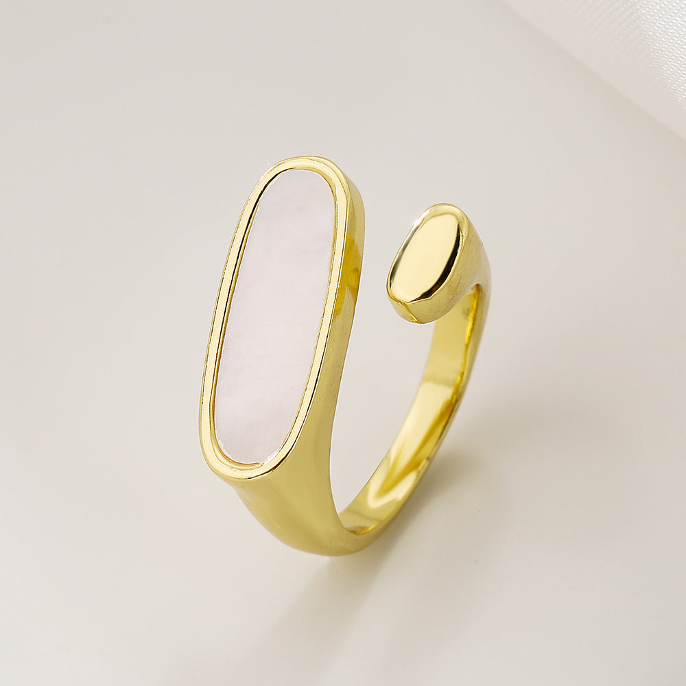Anello da donna minimalista geometrico irregolare in rame con placcatura in oro e intarsio in zircone