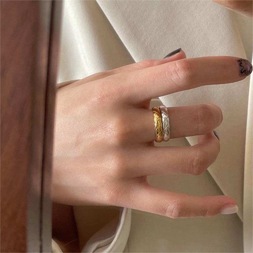 Minimalist Heart-Shaped 925 Sterling Silver Ring with Geometric Beveled Square Grain Texture