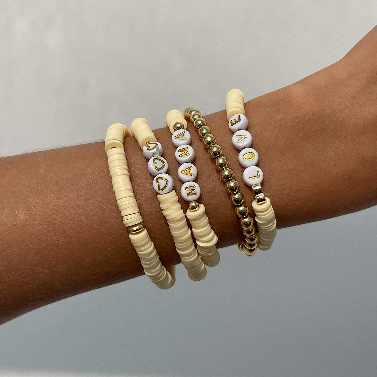 Pulsera de cuentas geométrica minimalista con letras MAMA para mujer con cuentas de arcilla polimérica, acrílico y CCB, joyería apilable hecha a mano