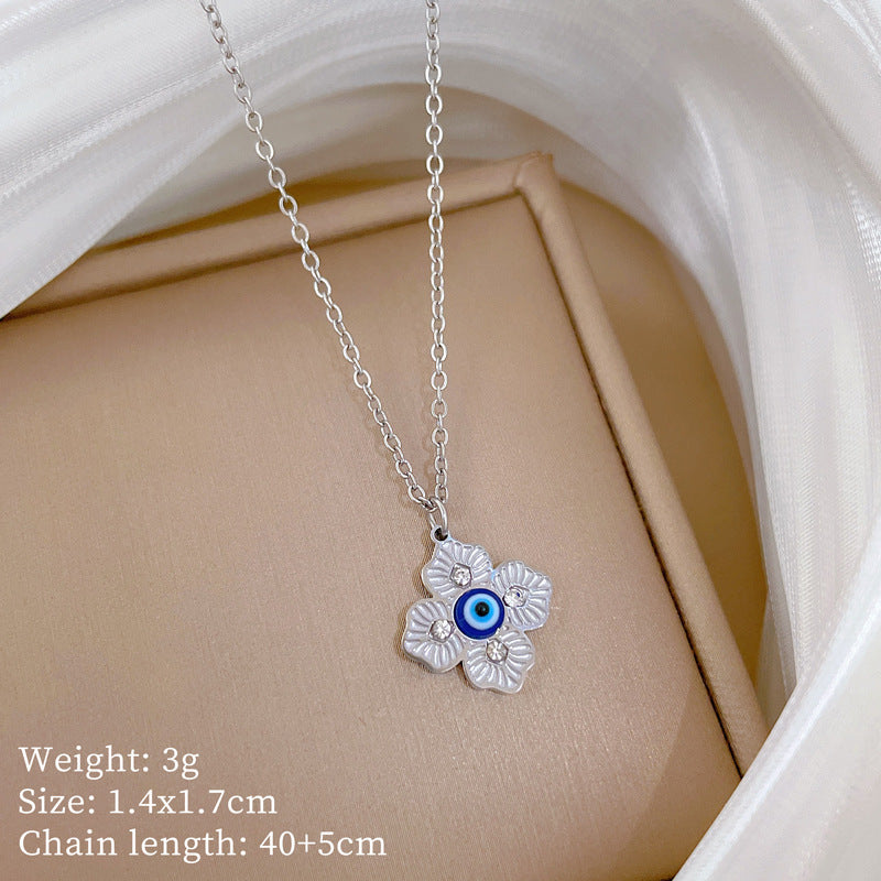 Collana con ciondolo a forma di occhio di trifoglio in stile cartone animato per donne e uomini in acciaio al titanio placcato oro, catena delicata per clavicola