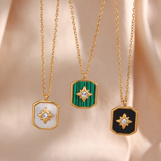 Collana pendente quadrata minimalista con design a stella geometrica a otto punte in acciaio inossidabile con finitura placcata da donna