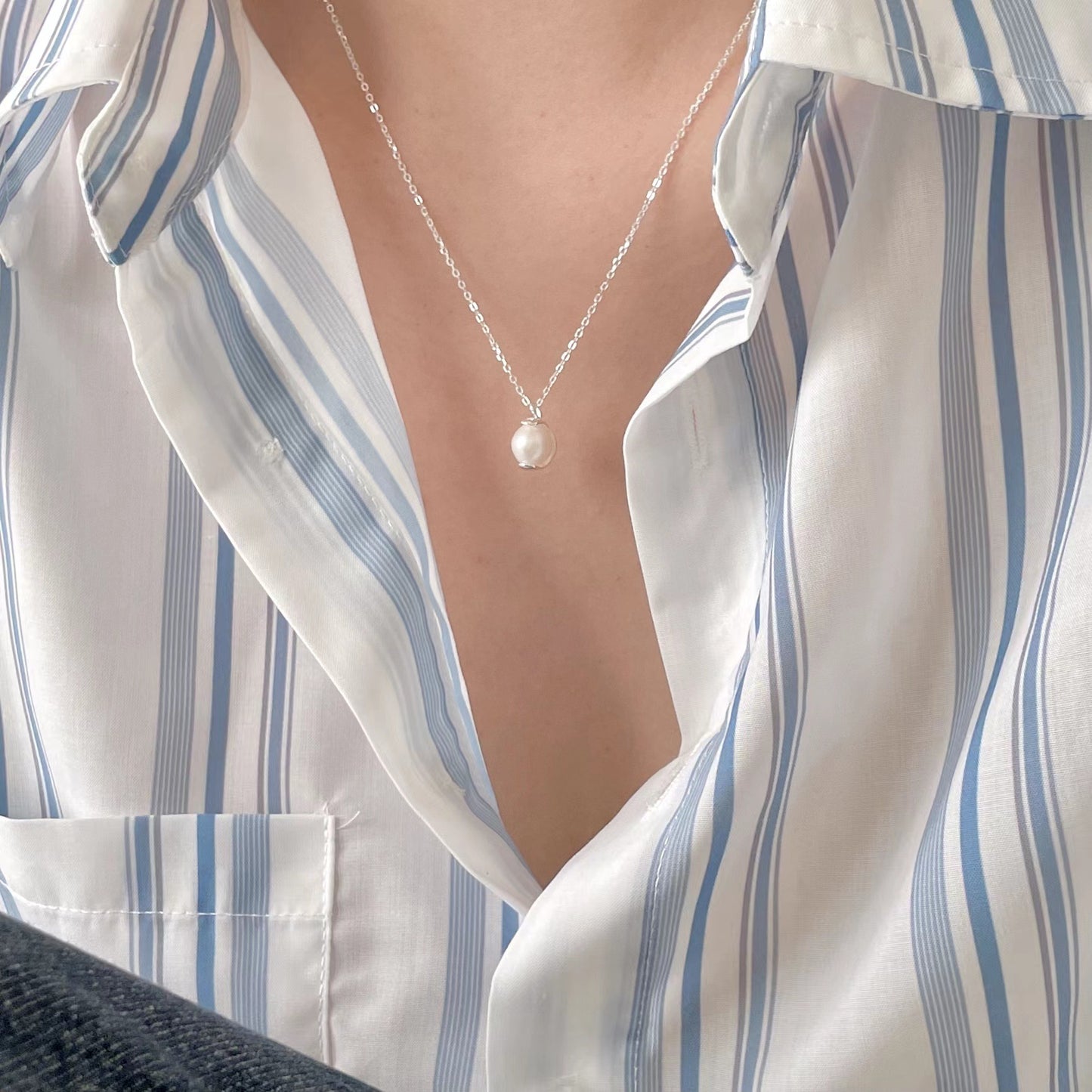 Collana pendente geometrica minimalista in argento sterling 925 con accento perla su catena a maglia forzatina