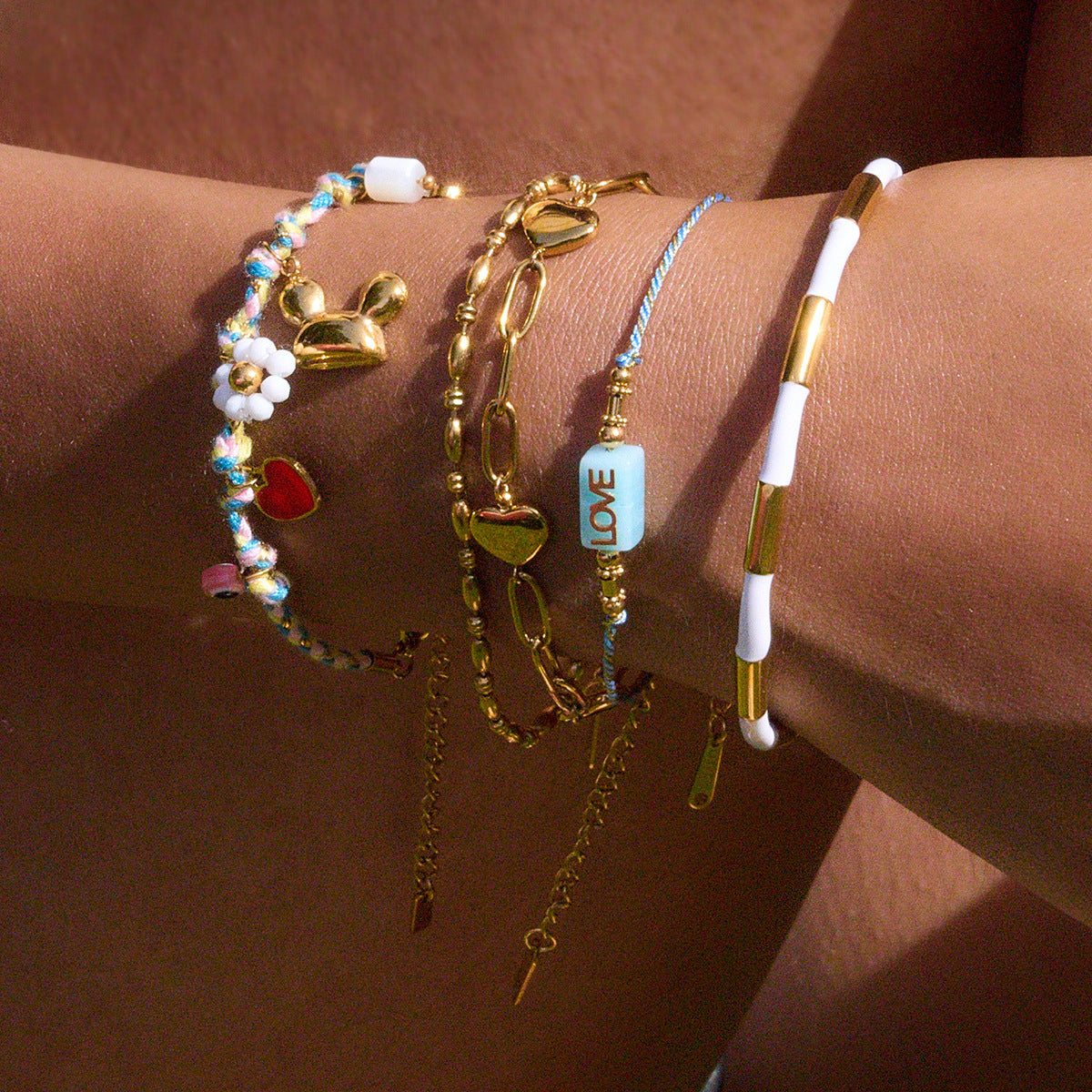 Pulsera Minimalista de Acero Inoxidable con Forma de Fruta, Perlas y Acabado Chapado para Mujer